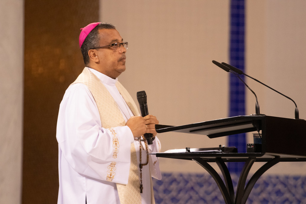 Dom Gilson anima o terço durante a Assembleia.