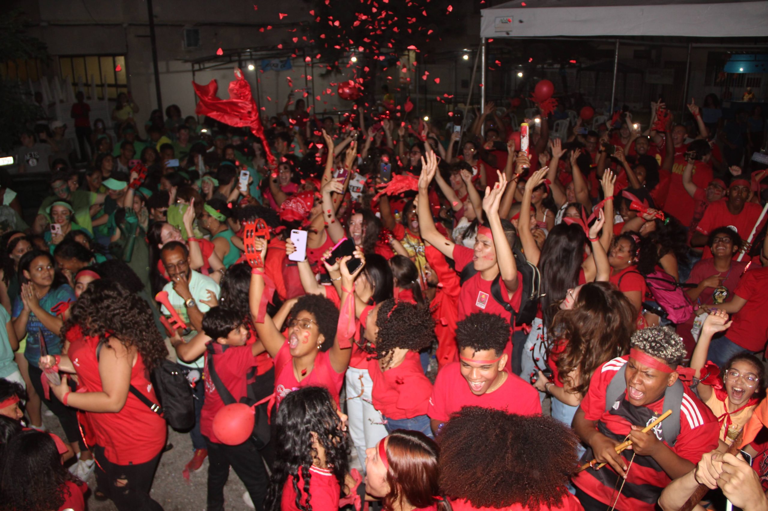 A equipe vermelha, formada pelos Regionais 1 e 3, foi a grande vencedora da Gincana da Juventude 2023. (Imagem: Seminarista Cláudio Alves)