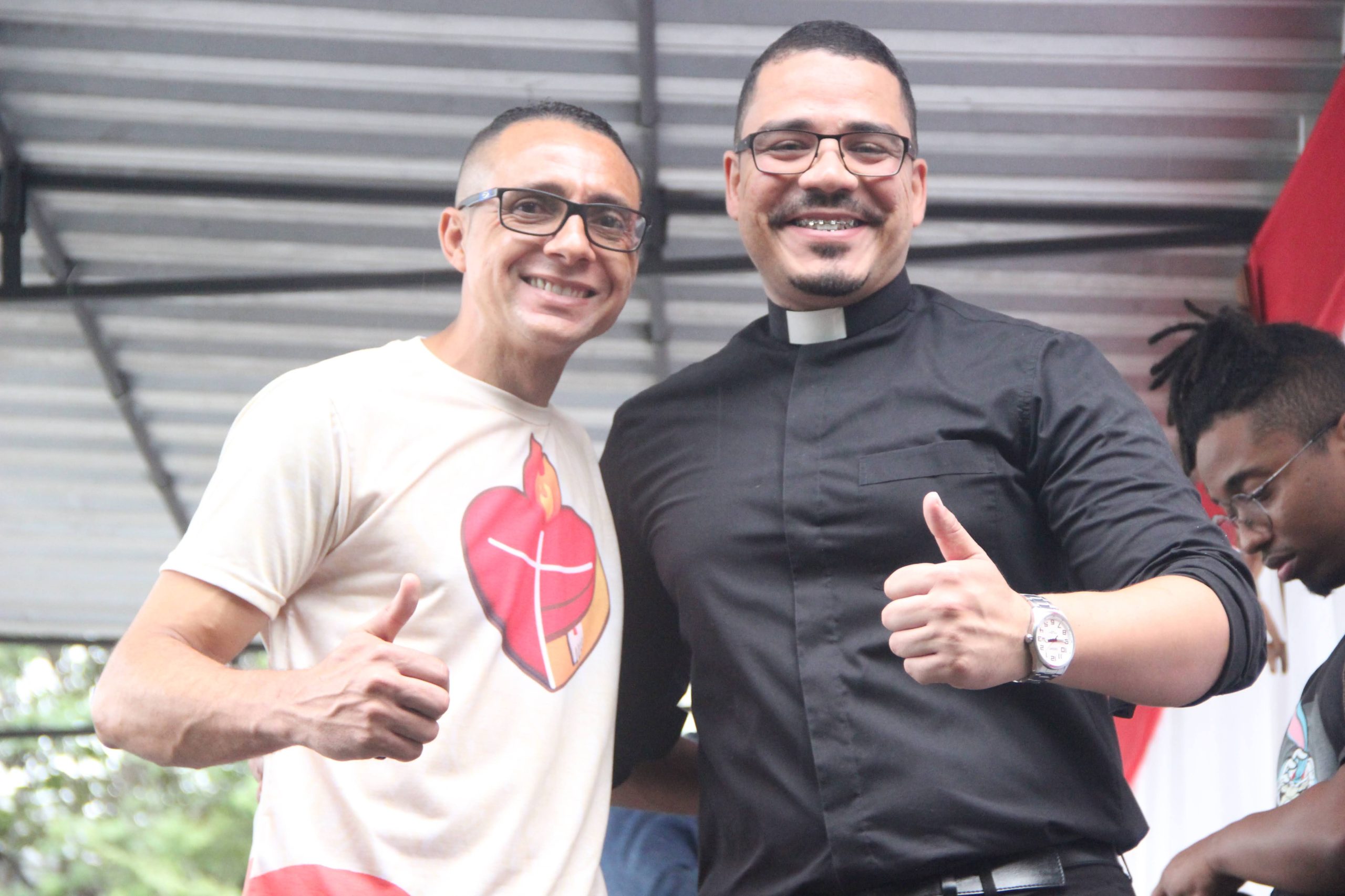 O Seminarista Marcos Adriano, coordenador da festa deste ano, com o vice-reitor do Seminário, o Padre Rodrigo Albuquerque. (Imagem: Seminarista Cláudio Alves)