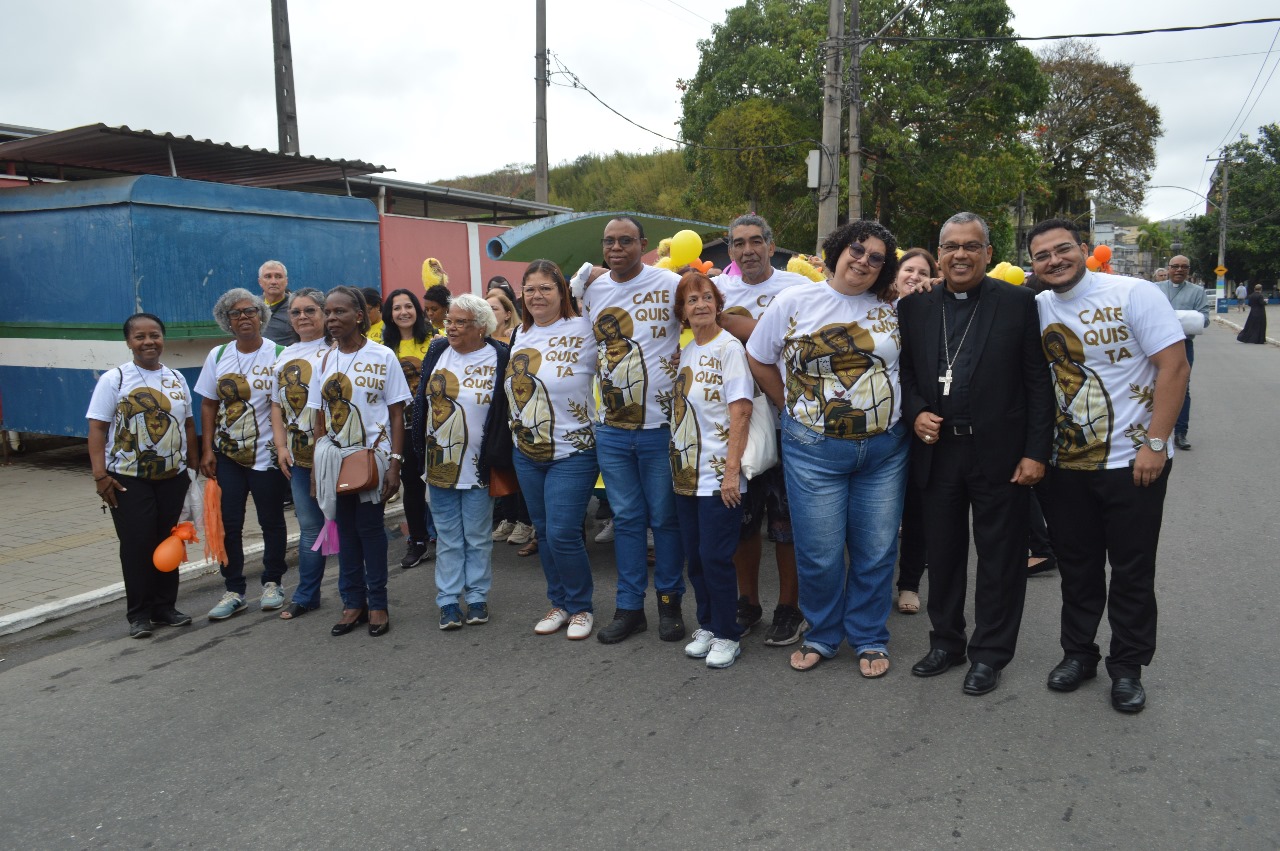 Dom Gilson e Padre João Victor com os membros da Comissão Diocesana da Catequese.